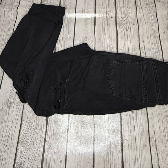 AE Ripped Mom Jean - Picture 7 of 7